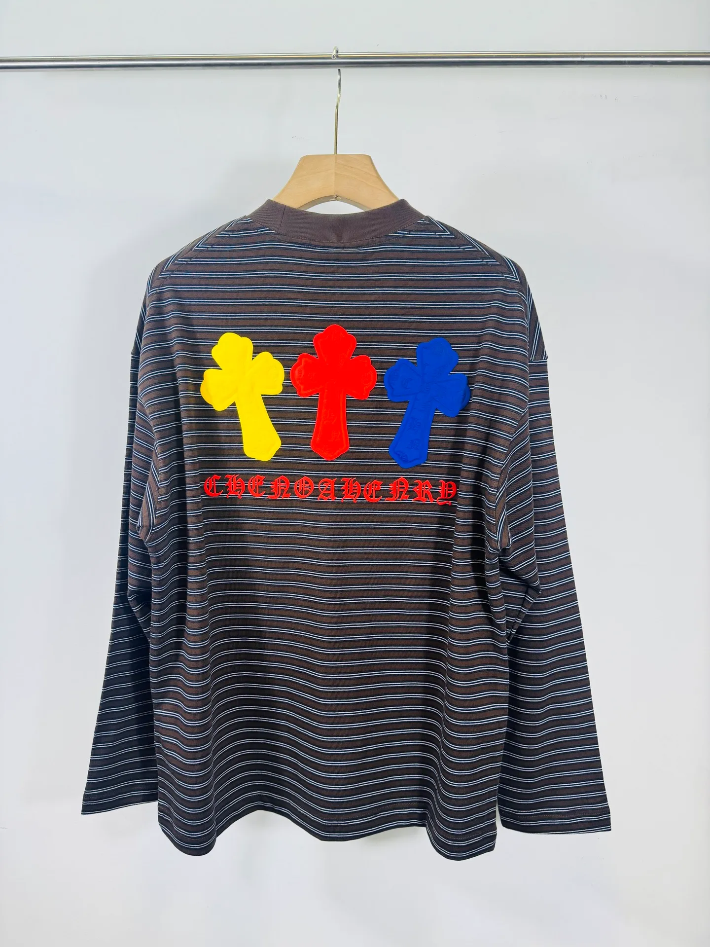 P250 top version, real shot without P, ​​different from market currency) 𝗖𝗵𝗿𝗼𝗺𝗲 𝗛𝗲𝗮𝗿𝘁𝘀/Cro Heart 2025 Autumn and Winter Horseshoe Cross 3D Printed Black and White Striped Couple Casual Long Sleeve 👑The highest version! Customized fabric 320g fabric! Horseshoe cross sticker, a best-selling model in the counter, very comfortable to wear. Accessories: original molded and authenticated collar label➕100% silk wash label. Genuine purchase-grade original hangtag➕matching hanging rope➕3D hanging beads➕original packaging bag. Craftsmanship: The original version has consistent wiring! The highest version of the armhole matching technique! Color: Black Size: S M L XL Style No.: 5189